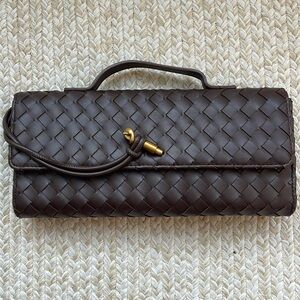 Top handle Bottega Veneta Andiamo Clutch dupe